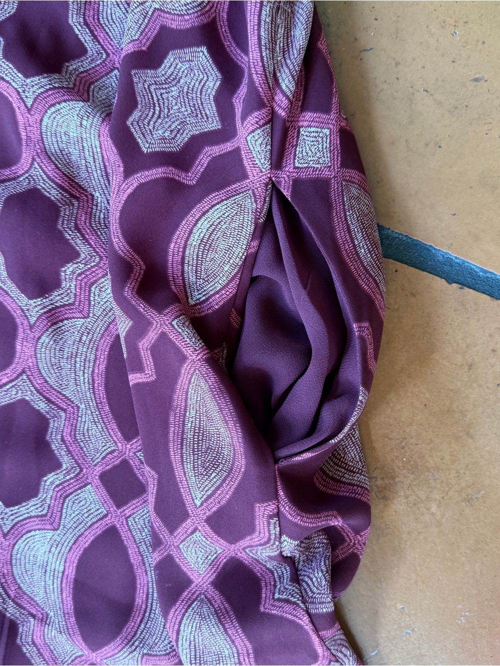 Chico’s Maroon Medallion Kaftan Tiered Maxi Dress Size 3.5 P Size 18 Boho Resort - Picture 7 of 8